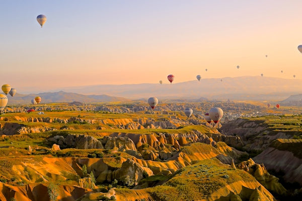 Entdecke die Türkei mit BuddySIM – ob über Serbien mit dem Auto oder direkt per Flugzeug