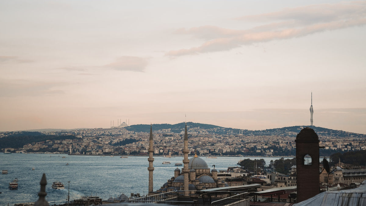 Skyline von Istanbul mit Moscheen am Bosporus – BuddySIM eSIM für die Türkei