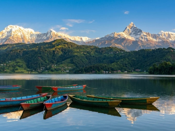 Phewa-See in Pokhara mit Blick auf das Annapurna-Massiv