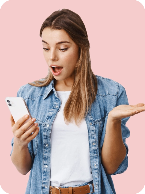 Reisende nutzt BuddySIM eSIM für mobiles Internet im Ausland